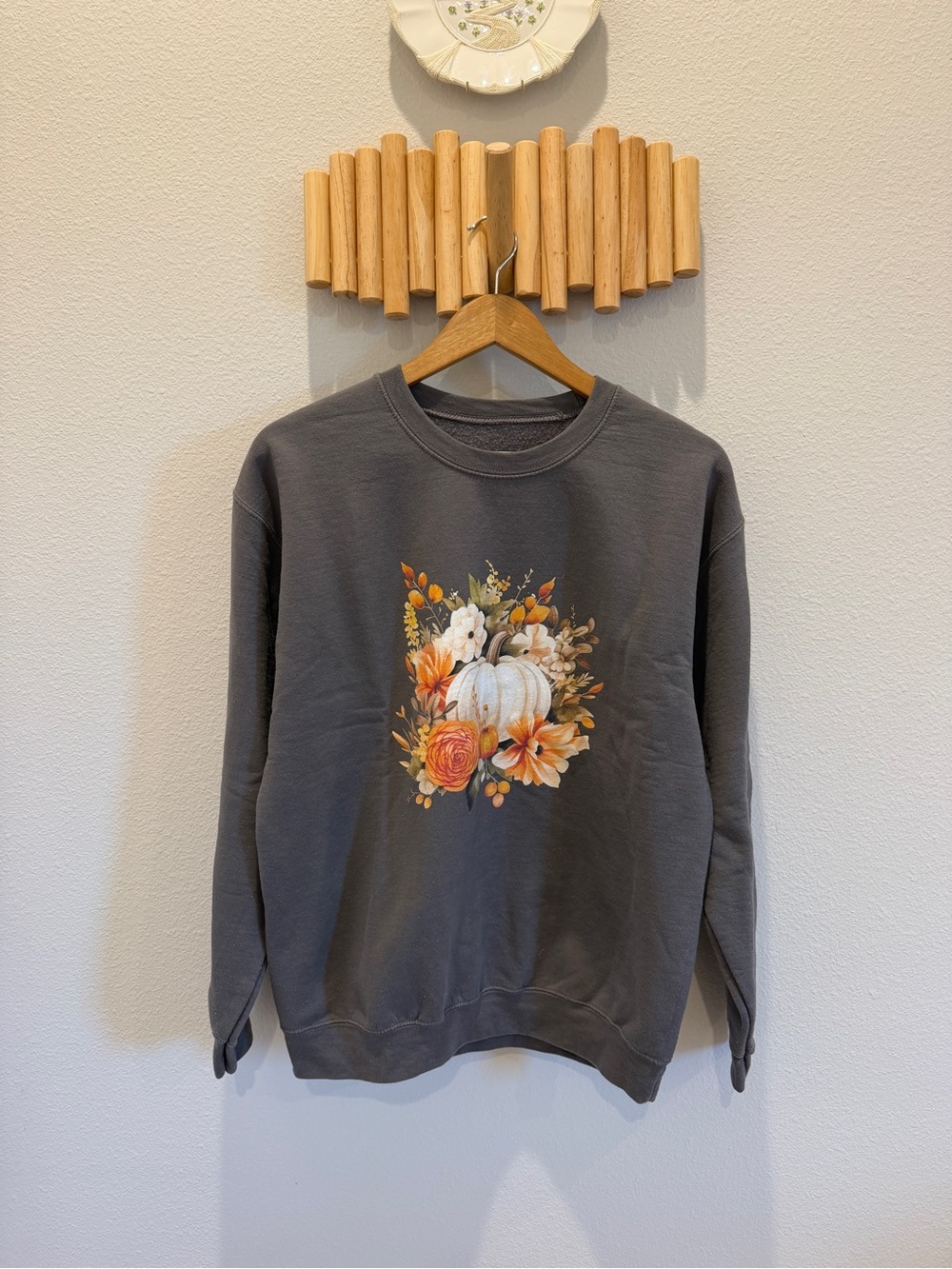 Women's Gray Floral Pumpkin Graphic Sweatshirt- Unisex Medium